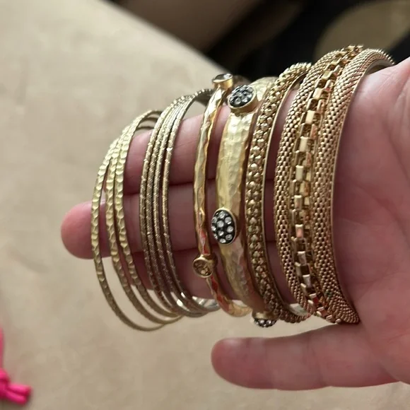 Six gold bangle bracelets, different styles - Picture 2 of 3